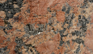 Venezia Stone Гранит Alaska Red Слэбы 304x147